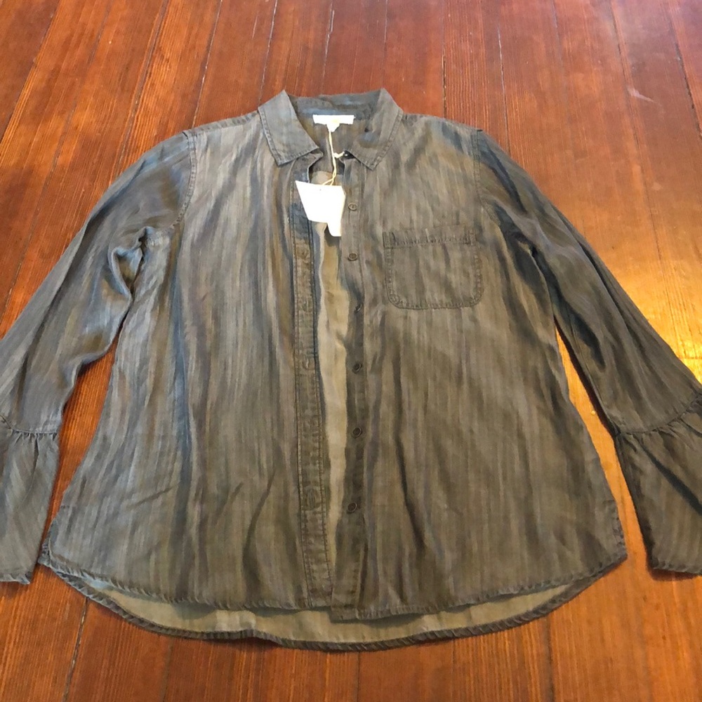 Beach Lunch Lounge button up top